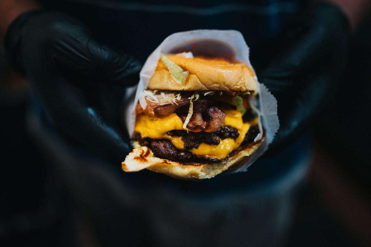 Burger street food tenu à la main