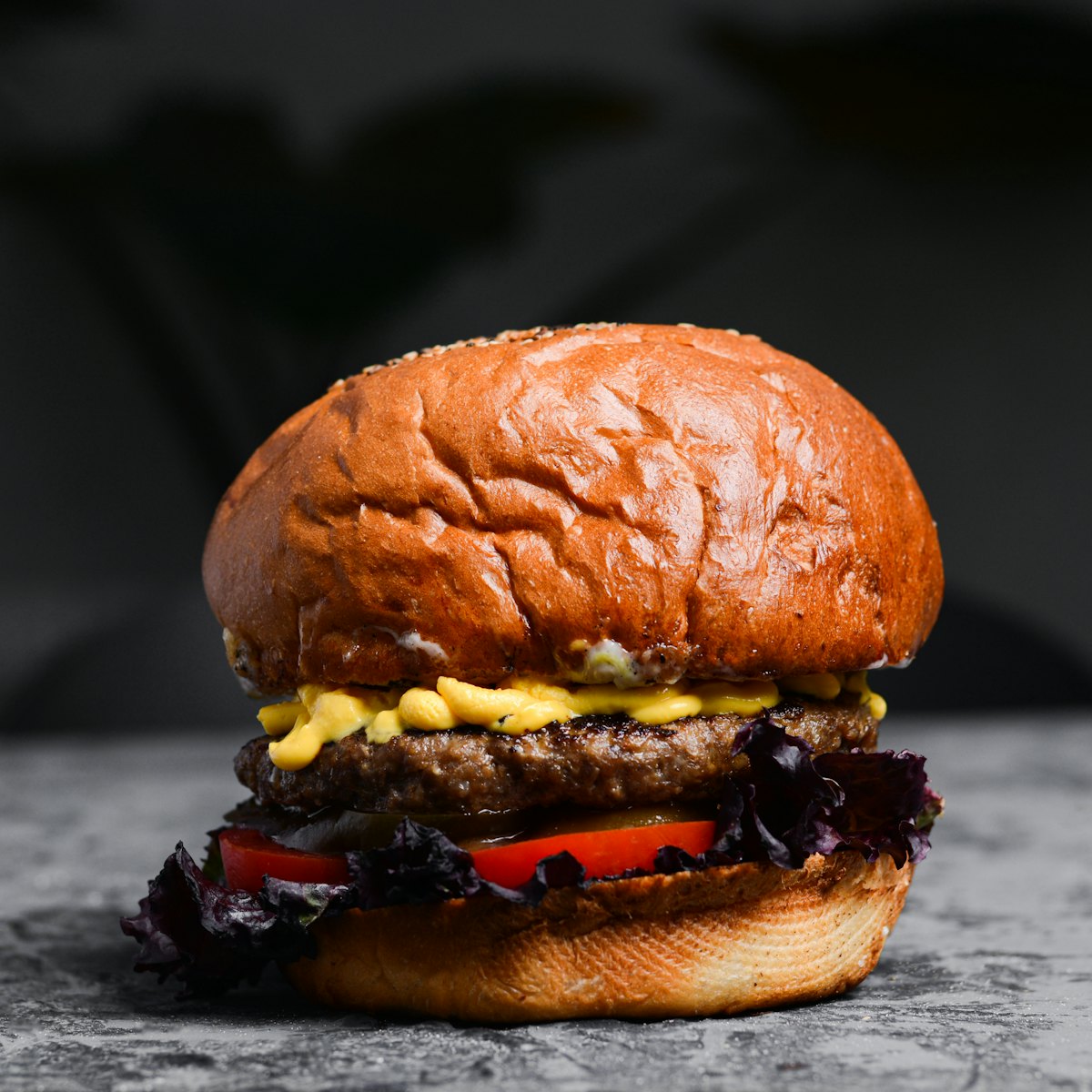 Burger servi sur le comptoir